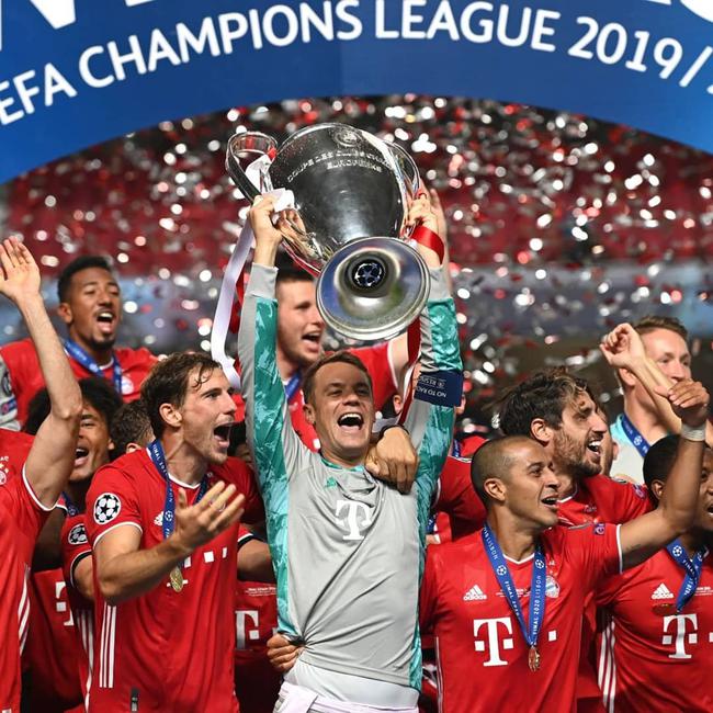 庆祝波兰独立日，莱万将纽约帝国大厦点亮为白红色